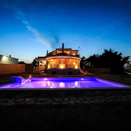 Grand On Of A Hill With Private Pool *